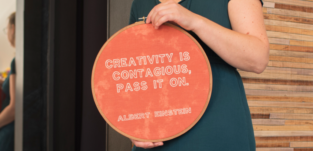 Geborduurde quote Creativity is contagious